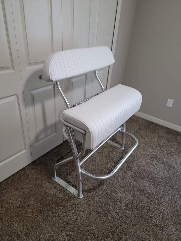 Classic leaning post with convertible backrest